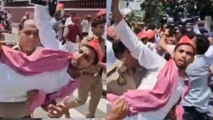 With just one hand, the policeman lifted the protester. (Photo Credit: X)