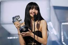 Lisa wins a VMA award, 2022 ...