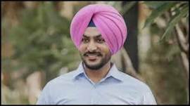 A person wearing a pink turban

AI-generated content may be incorrect.